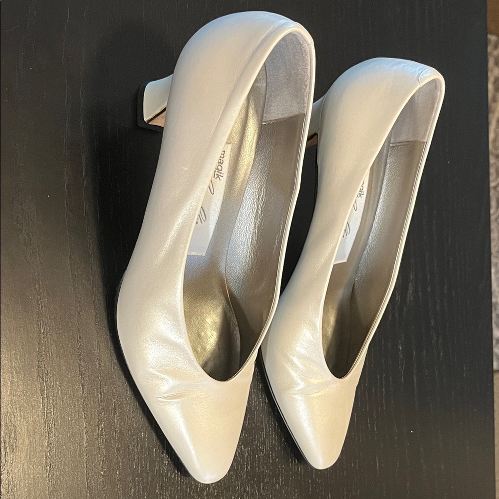 Magik by Amalfi Cream Leather Pointed Toe Pumps